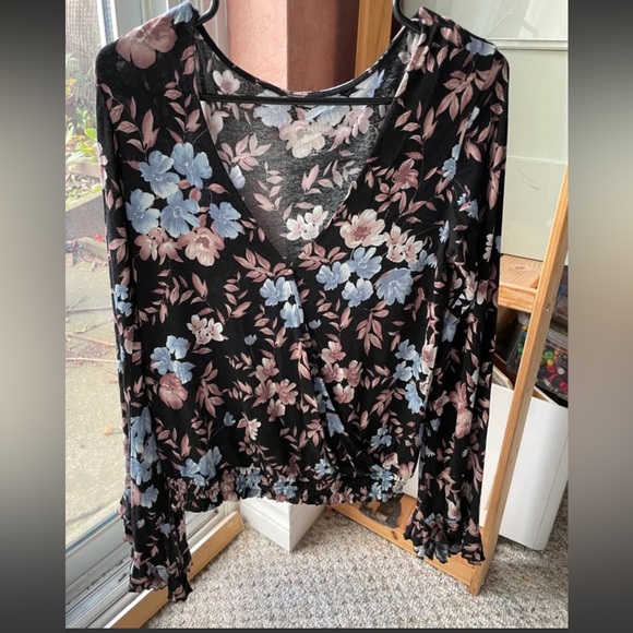 American Eagle Women’s v-neck long sleeve top - Picture 1 of 4